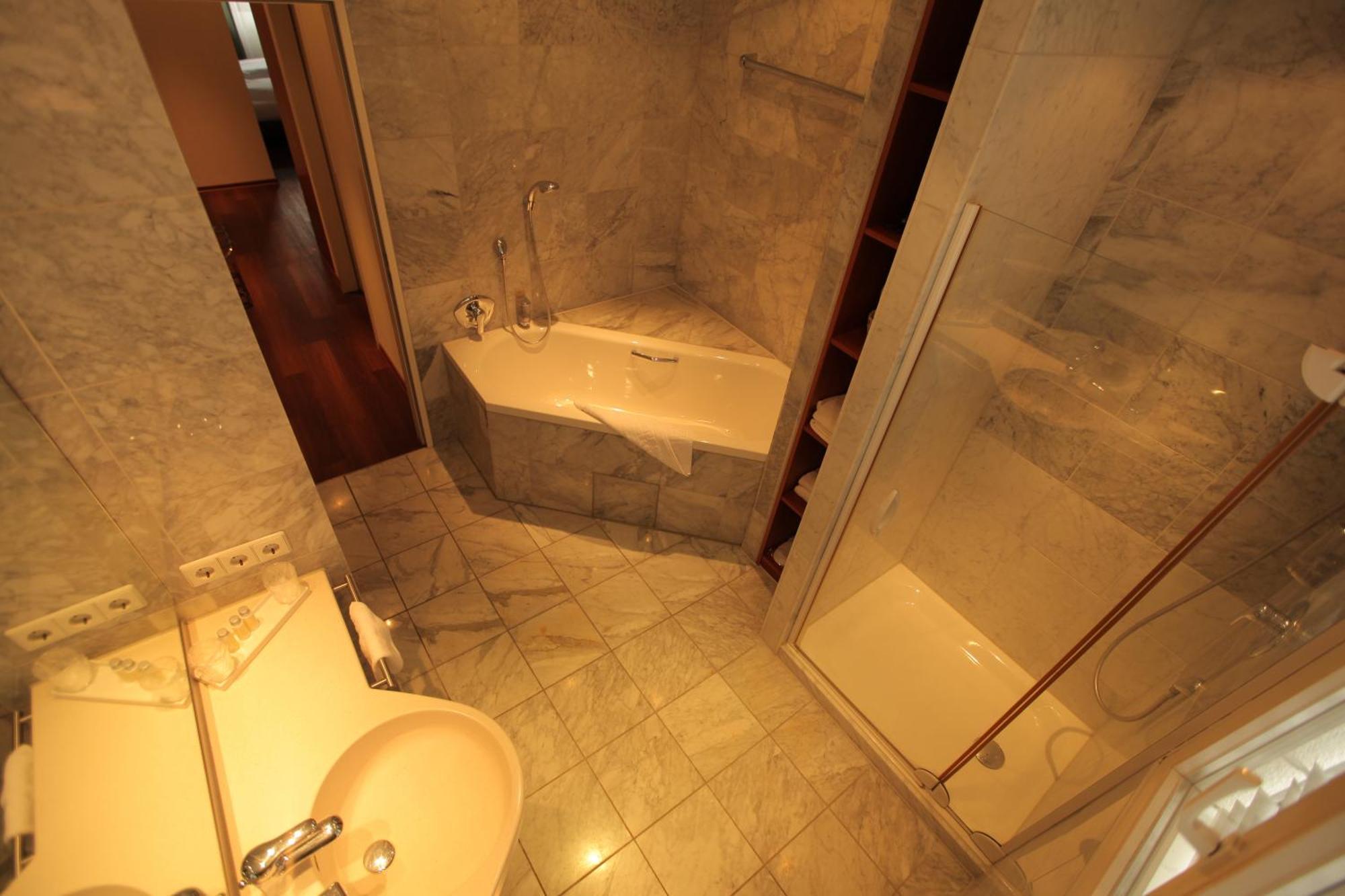 Hotel Mariotto Am Burghof Lorrach Room photo